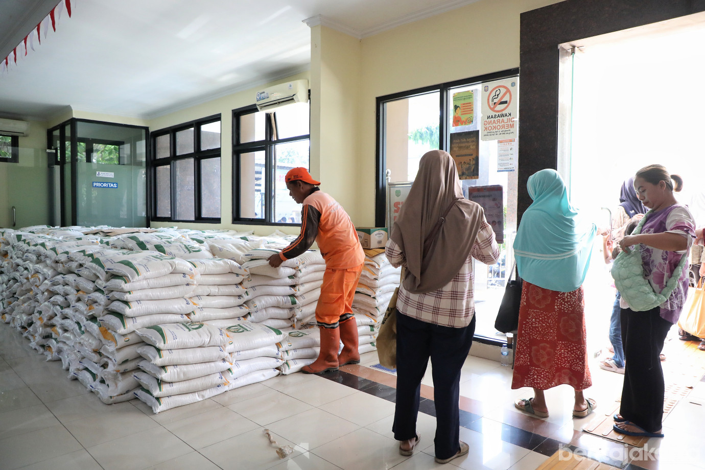 5.Kelurahan Bukit Duri Salurkan Bantuan Pangan Pada 742 Warga.jpg