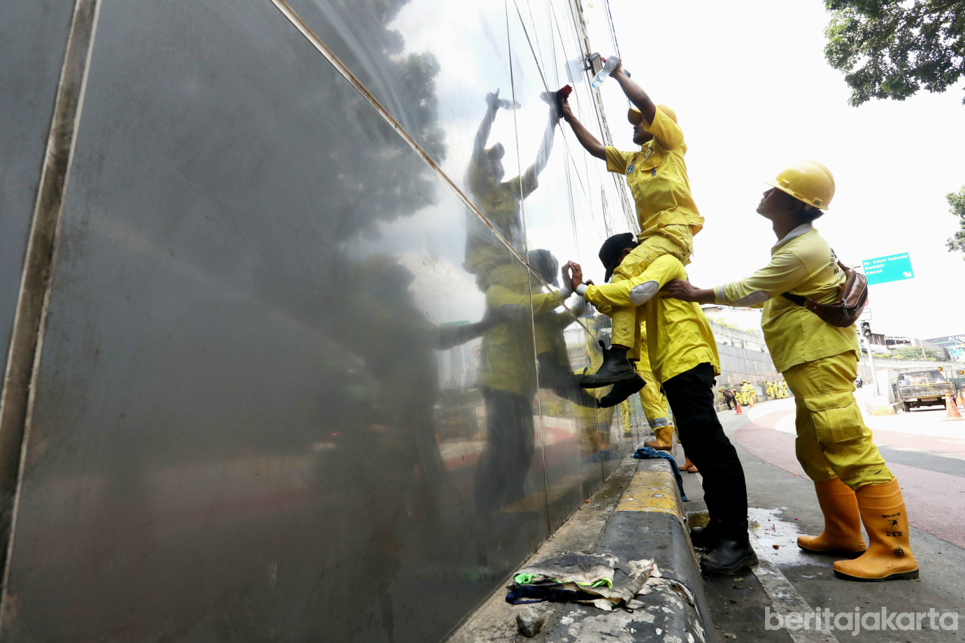 4 Sudin Bina Marga Jakarta Pusat Bersihkan Coretan Vandalisme_4.jpg