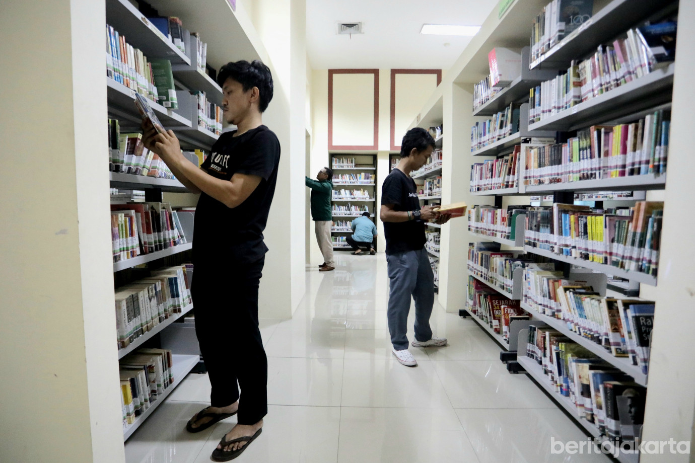 1 Warga Antusias Manfaatkan Layanan Malam Perpustakaan Jakarta_1.jpg