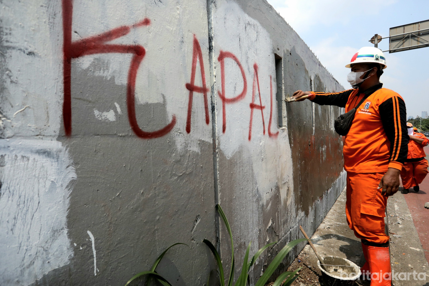2 PPSU Kelurahan Gelora Bersihkan dinding Rol Gatot Subroto dari Coretan_2.jpg