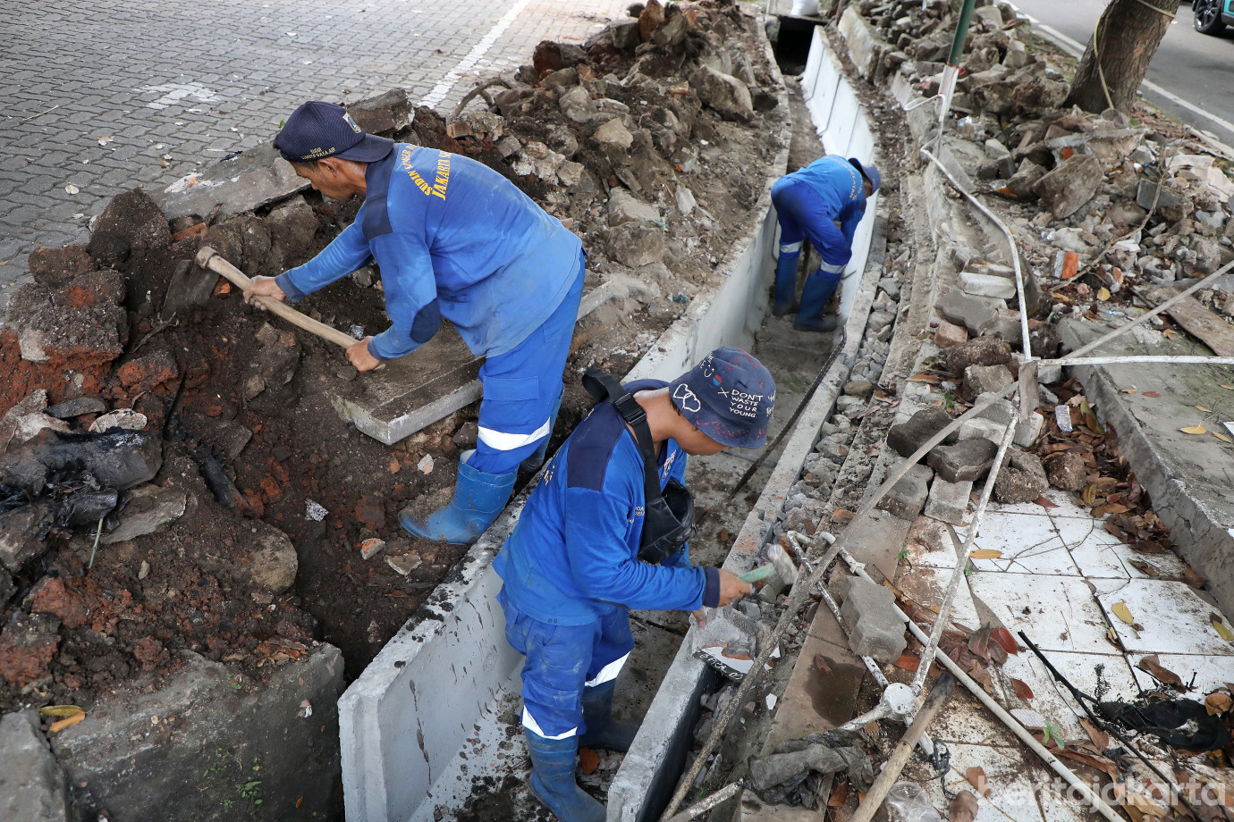 7.Sudin SDA Kebayoran Baru Lakukan Normalisasi Saluran di Jalan Darmawangsa IV.jpg