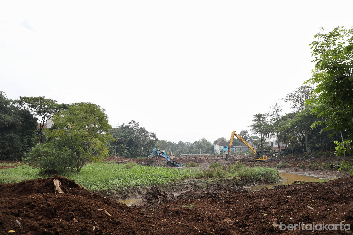 4.Sudin SDA Jaktim Normalisasi Embung Taman Salix.jpg
