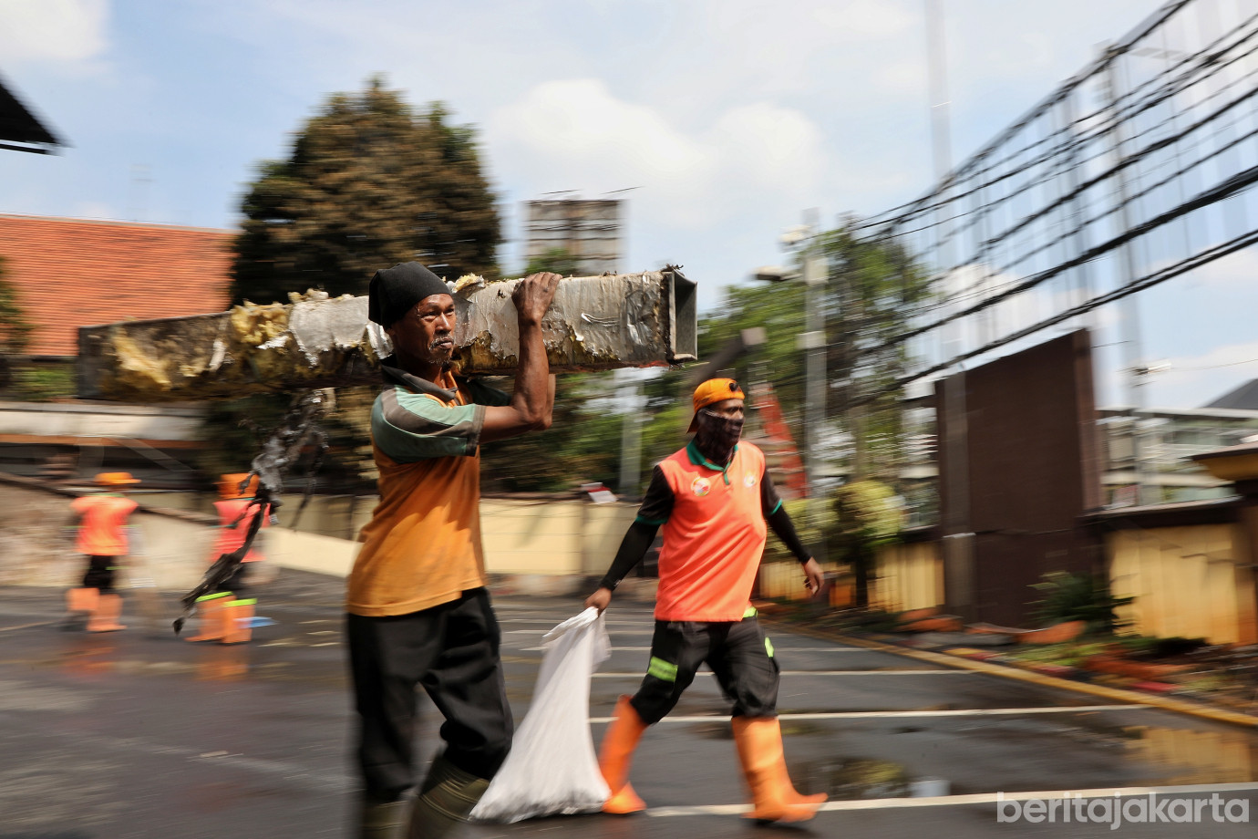 8.Pasukan Gabungan Lakukan Kerja Bakti di Polres Jaktim.jpg