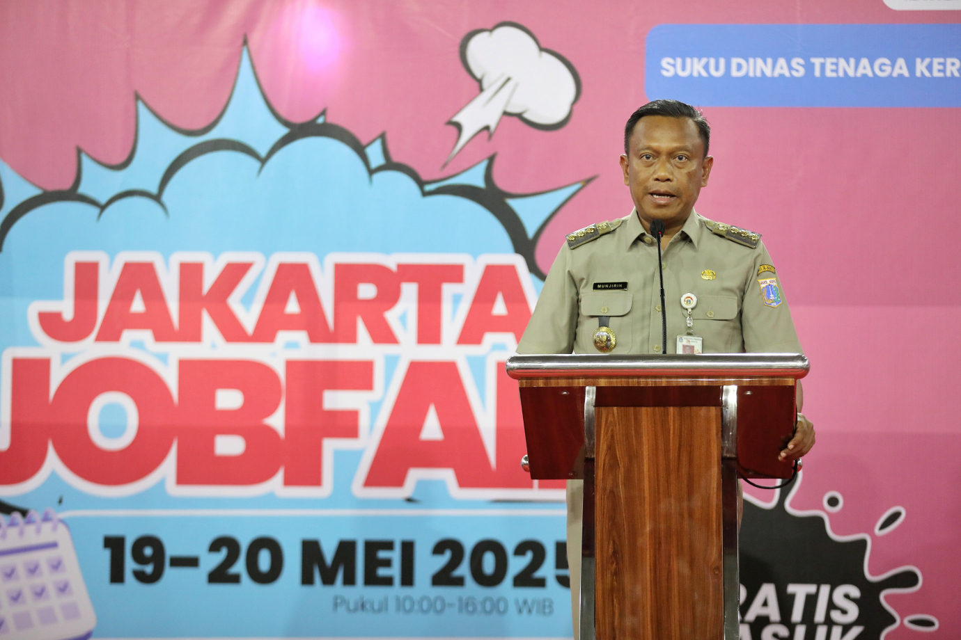 3.Munjirin Buka Job Fair di GOR Ciracas.jpg