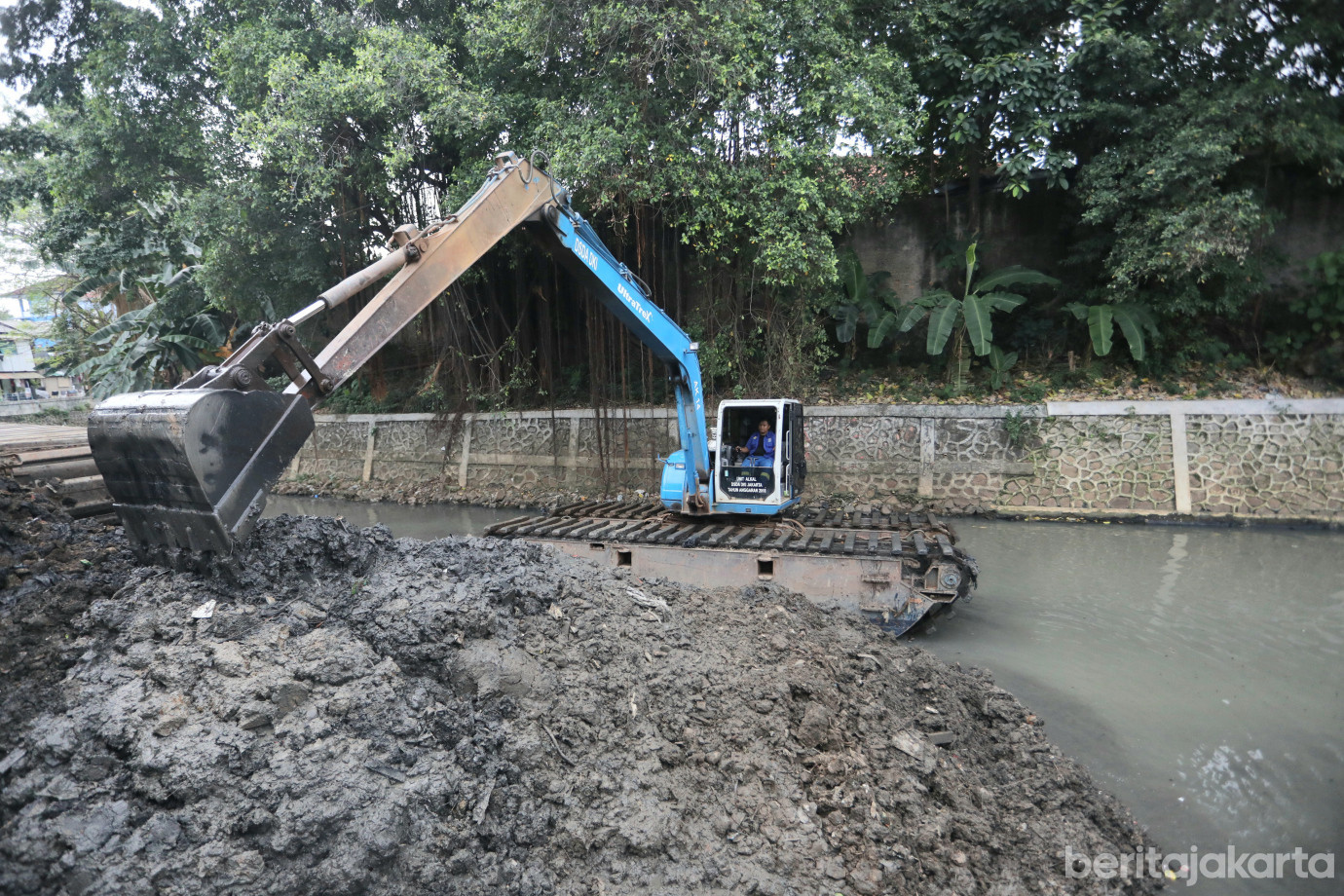 2 Sudin SDA Jaksel Keruk Kali Grogol Sepanjang 300 Meter untuk Cegah Banjir_2.jpg