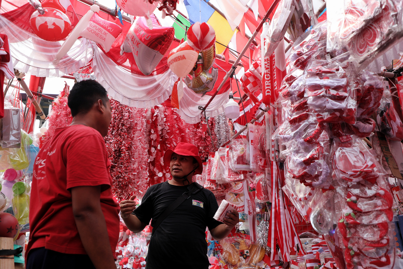 6.Berburu Pernak-pernik Kemerdekaan Jelang HUT RI di Pasar Jatinegara.jpg