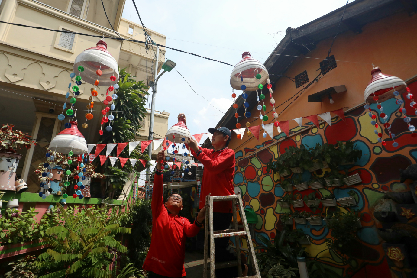 4 Warga RW.06 Kelapa Gading Timur Sulap Sampah Jadi Hiasan Merah Putih_4.jpg