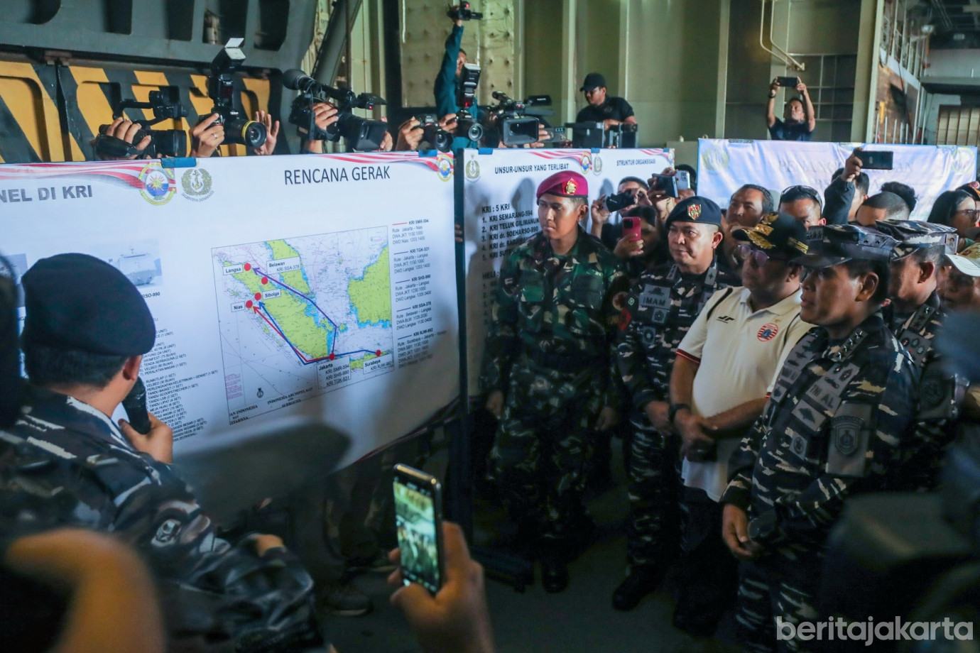 3 Wagub Rano Lepas Bantuan Kemanusiaan  Korban Bencana di Sumatra_3.jpg