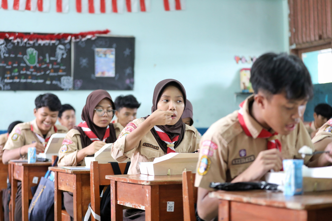 5.Pj Gubernur Bersama Wapres Tinjau Program MBG.jpg