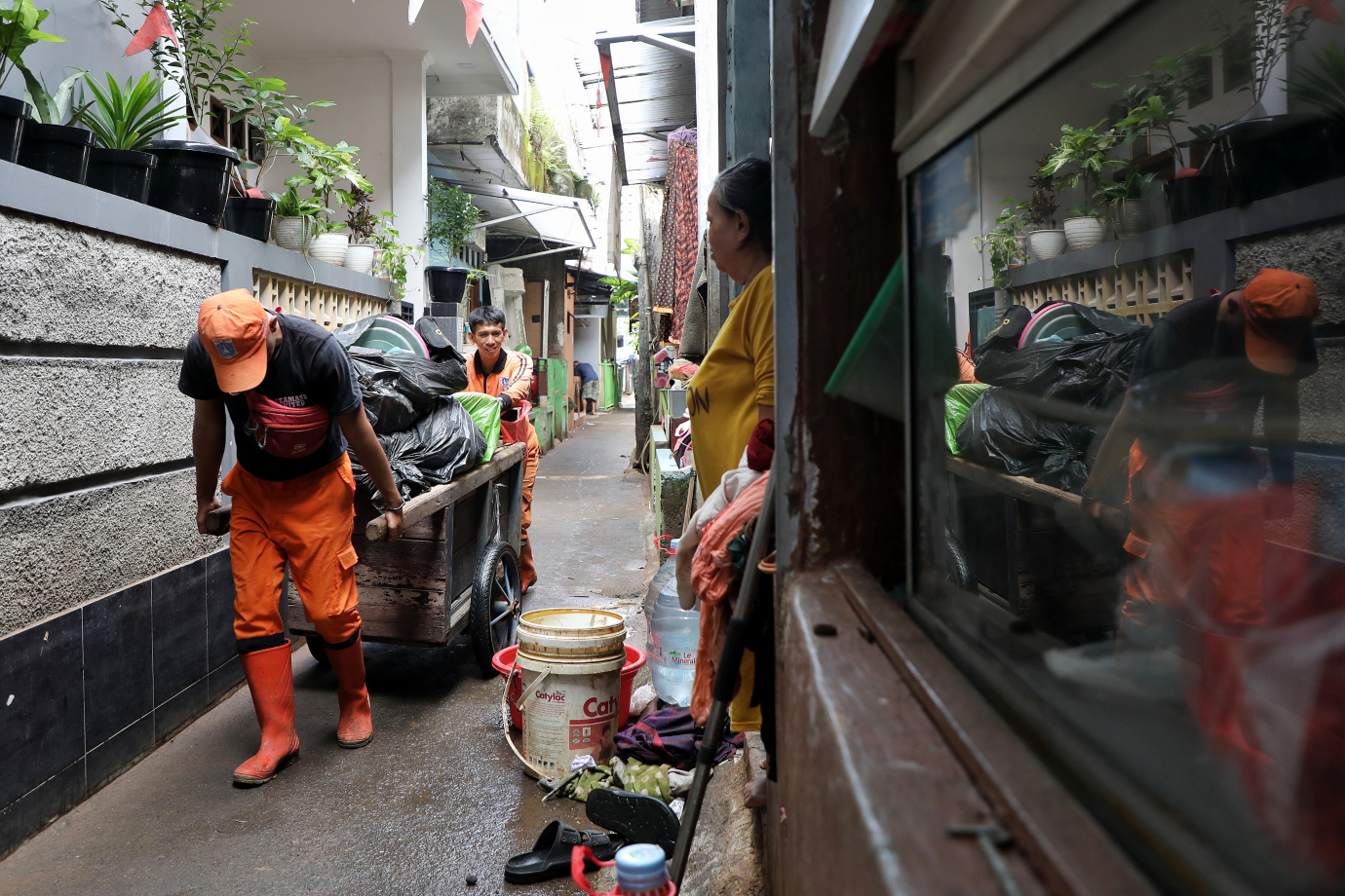 3.PPSU Jati Padang Bantu Bersihkan Sampah Pascagenangan di Lingkungan Warga.jpg
