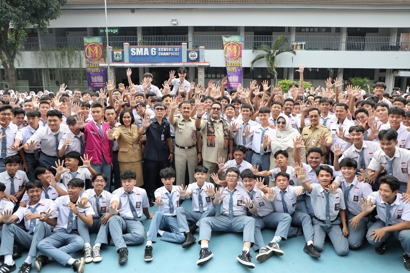 8.Rano Karno Tinjau Pelaksanaan MPLS di SMAN 6 Jakarta.jpg