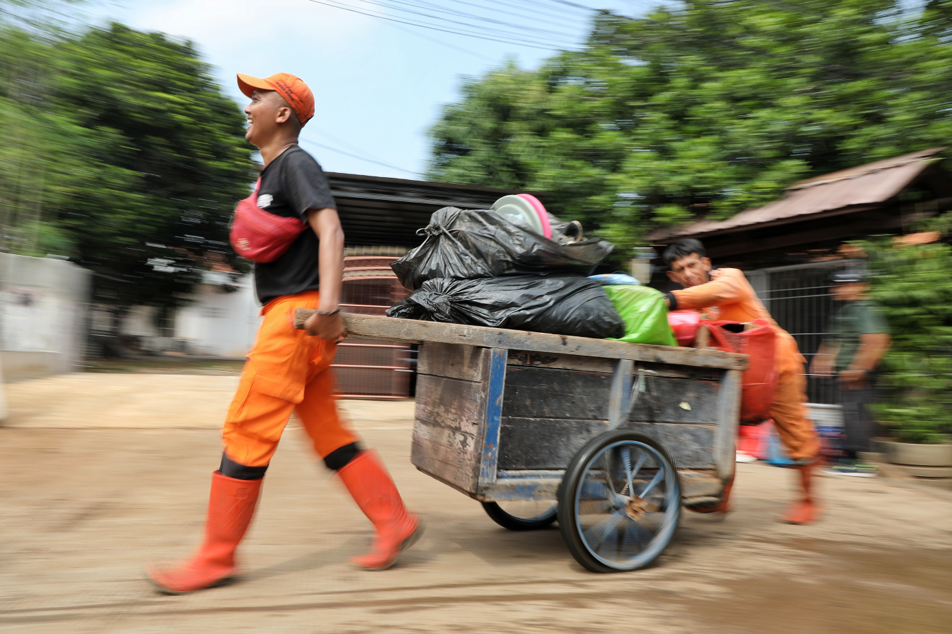 5.PPSU Jati Padang Bantu Bersihkan Sampah Pascagenangan di Lingkungan Warga.jpg
