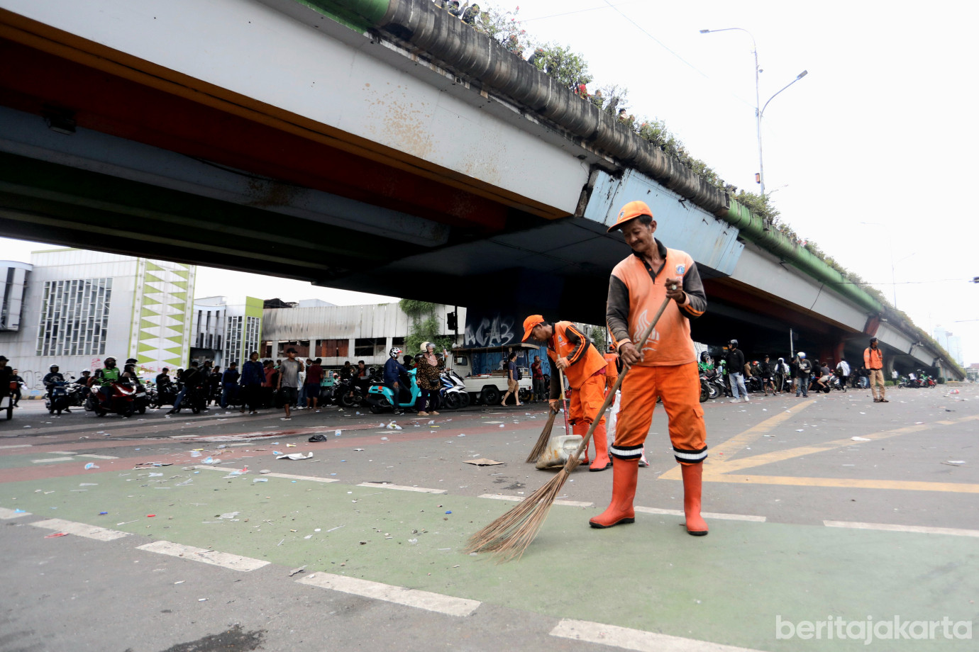 5 30 Petugas PPSU Senen Bersihkan Sampah Pasca Aksi Massa_5.jpg