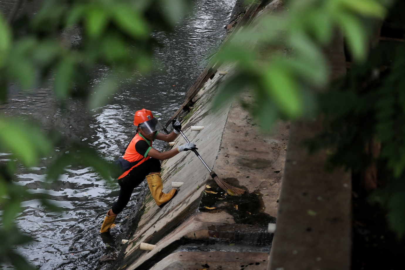 6.Penanganan Sampah Saluran Sodetan Kalibata.jpg