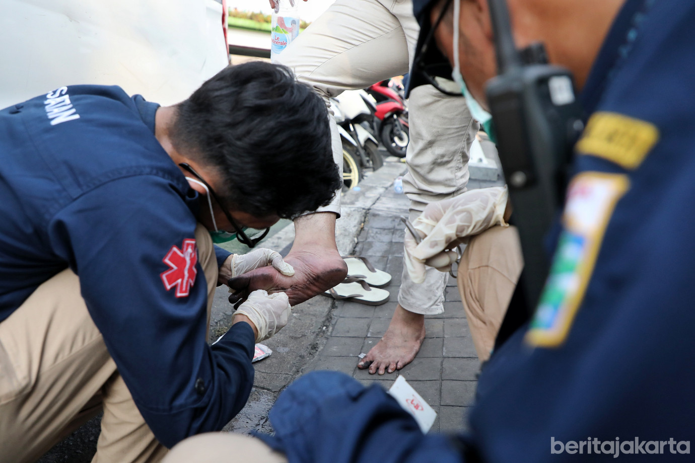 9.Dinkes Siagakan Ambulans di Sejumlah Titik Unjuk Rasa.jpg