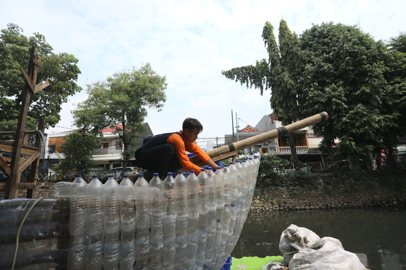 1 Kapal Phinisi dari Botol Bekas Karya Petugas UPS Taman Sari_1.jpg