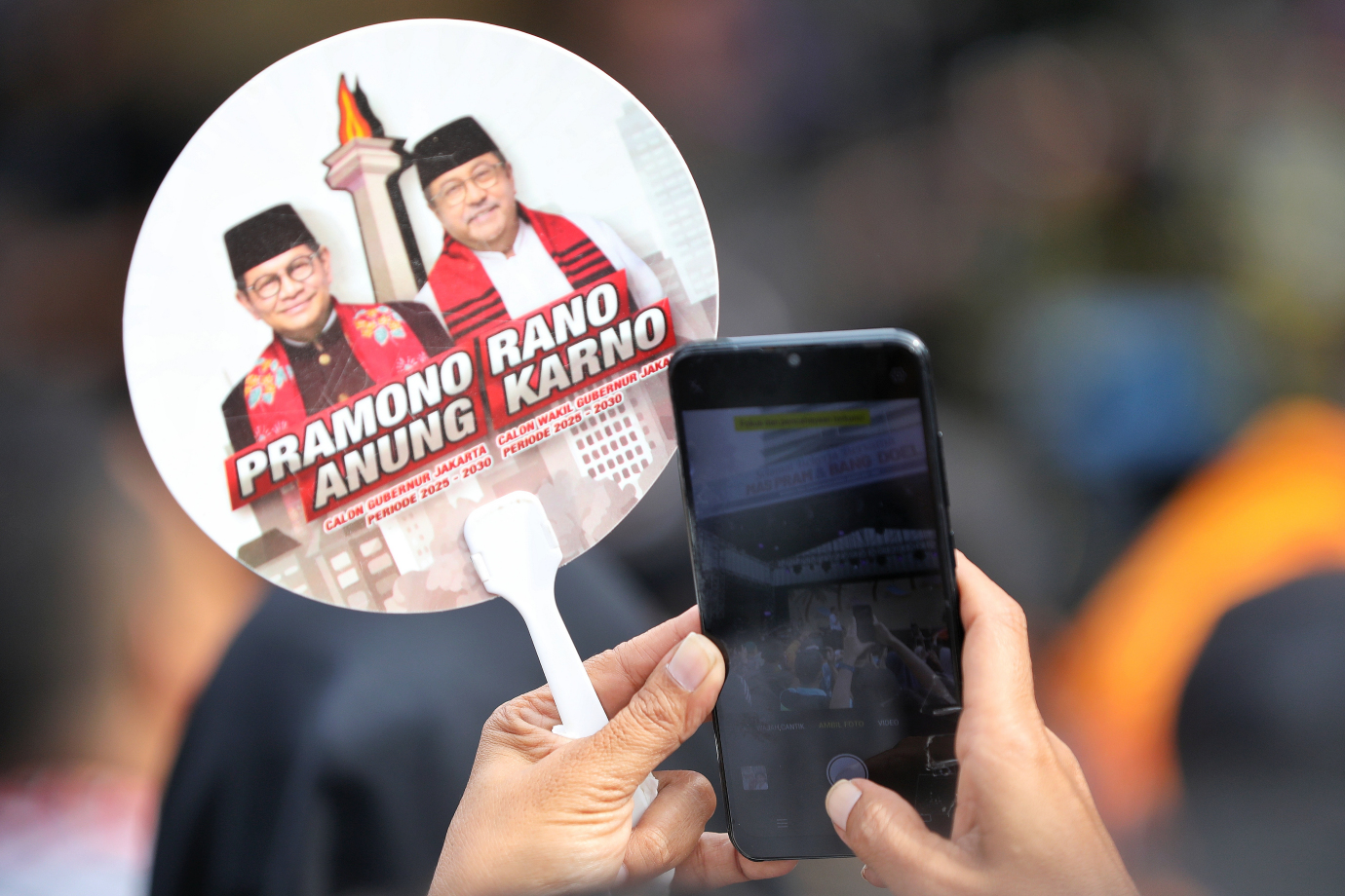 4.Pramono-Rano Temui Relawan.jpg