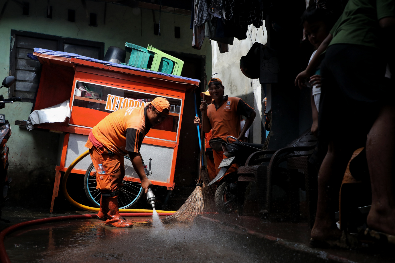 6.Petugas Gabungan Bersihkan Sisa Lumpur Banjir di Lingkungan Warga.jpg