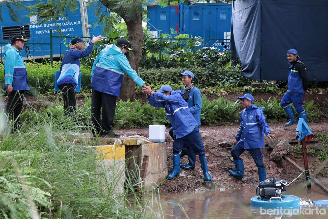 6.Rano Karno Tinjau Lokasi Rencana Pembangunan Pompa.jpg
