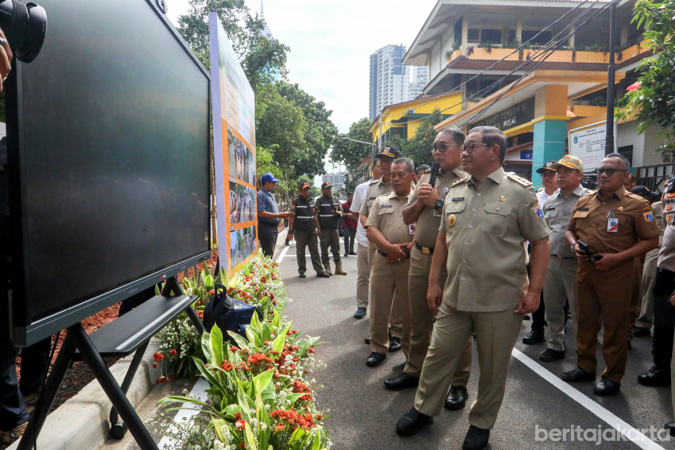 2 Gubernur Tinjau Hasil Perbaikan Jalan di Karet Tengsin_2.jpg