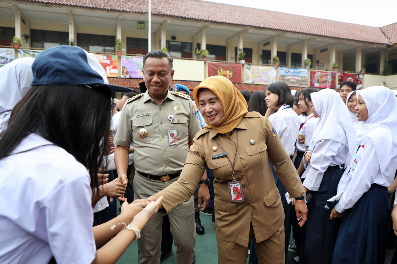 7.Hari Pertama Sekolah, Munjirin Pimpin Apel di SMAN 39 .jpg