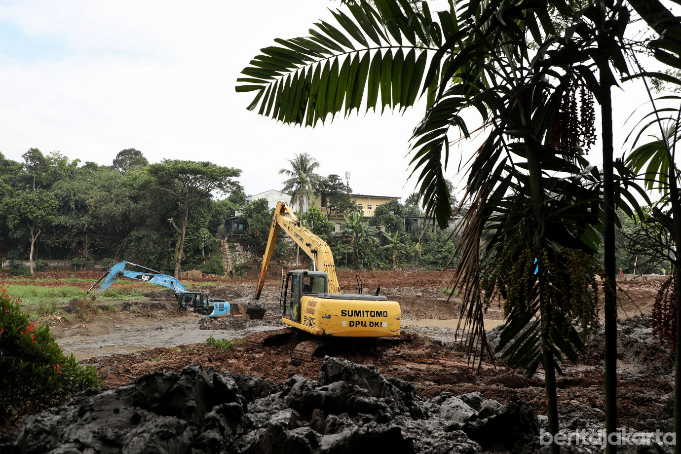 6.Sudin SDA Jaktim Normalisasi Embung Taman Salix.jpg
