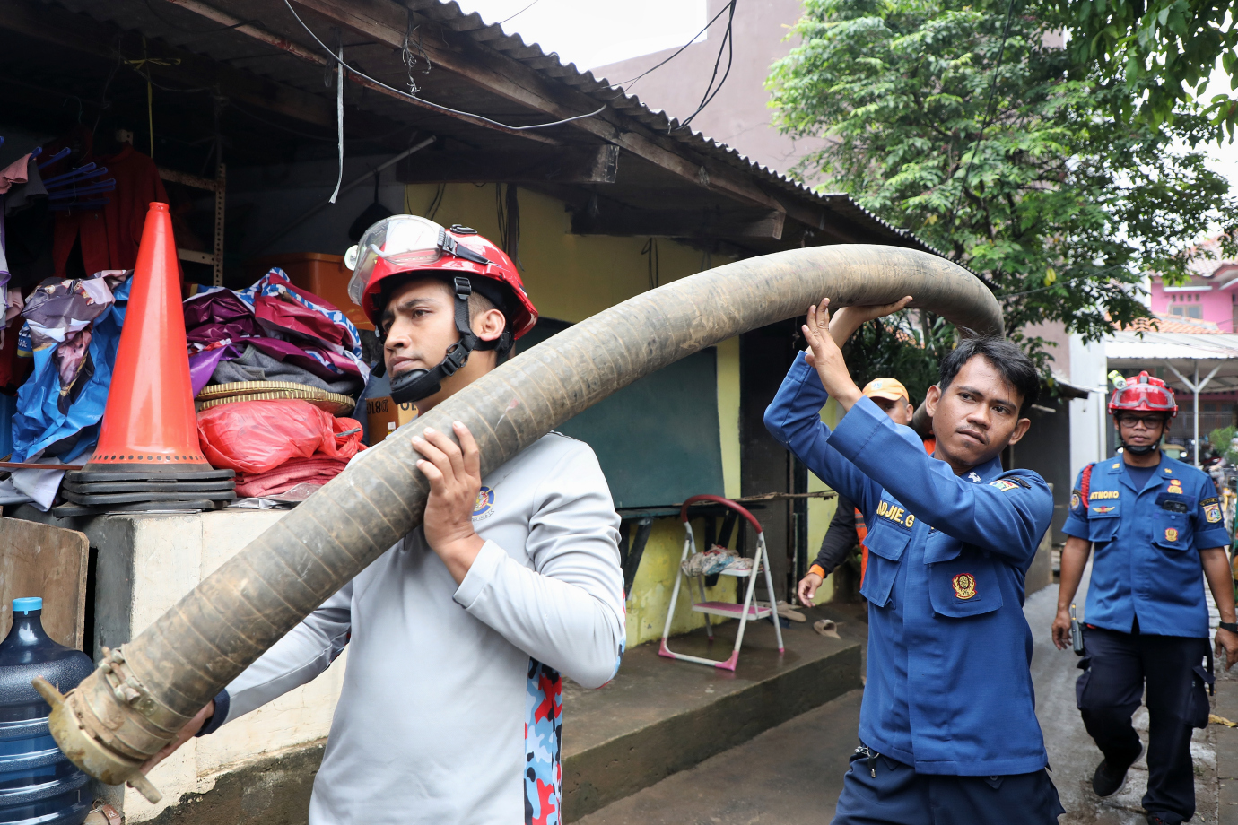 1.Petugas Gabungan Bersihkan Sisa Lumpur Banjir di Lingkungan Warga.jpg