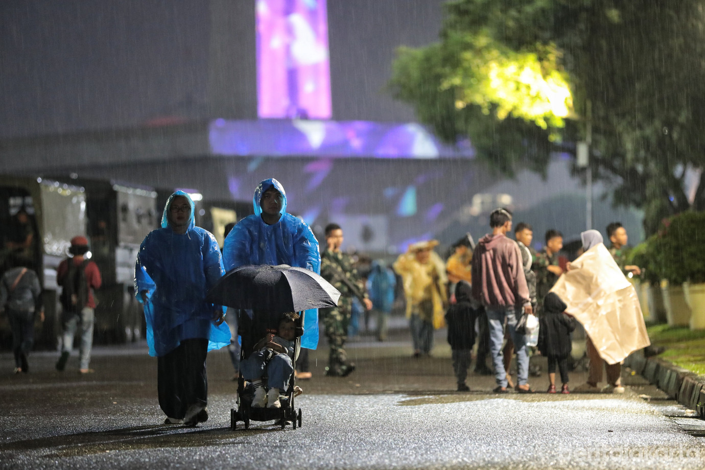6.Air Mancur Menari dan Video Mapping Di Monas Hibur Warga Pada Penghujung Tahun.jpg