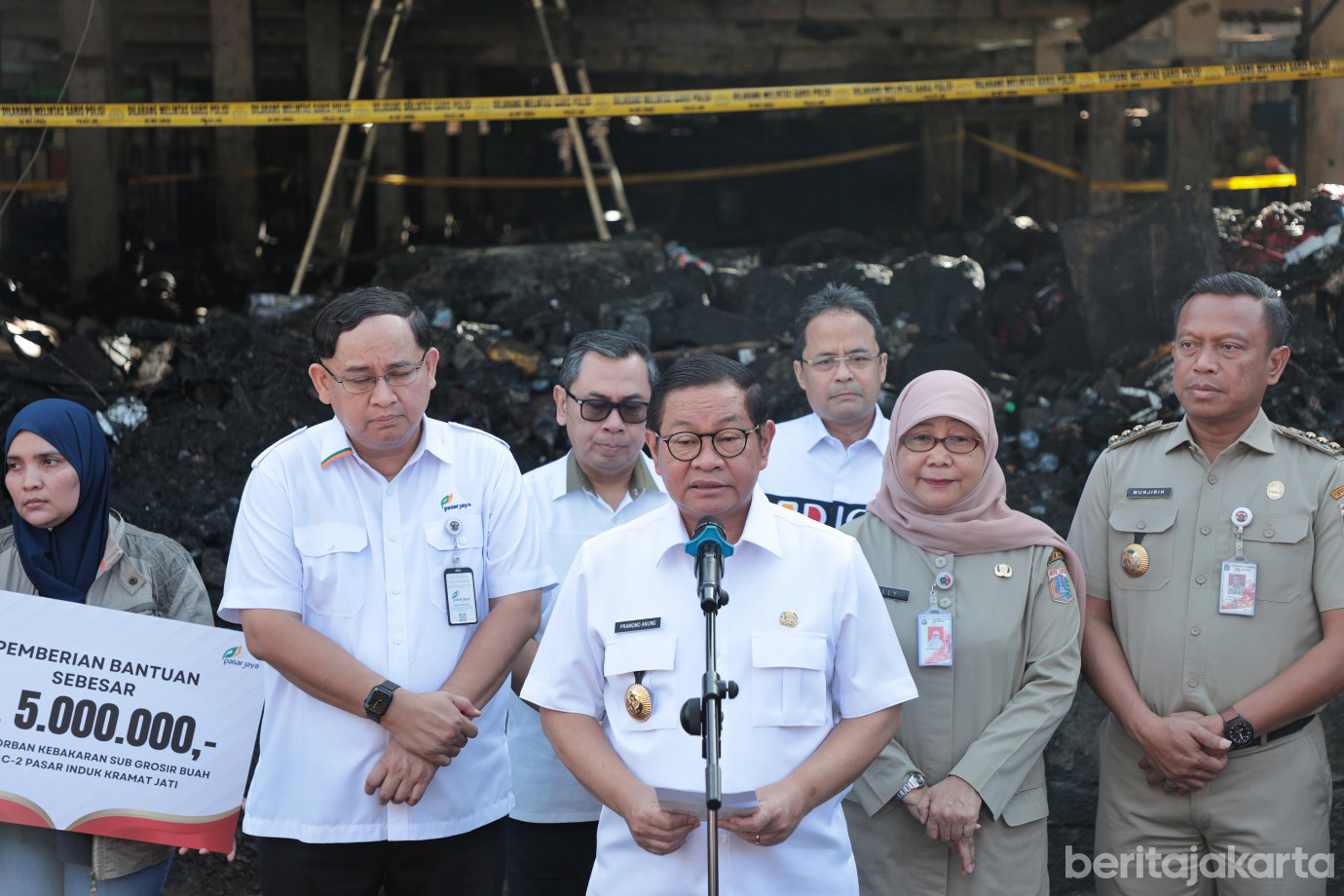 7.Pramono Tinjau Pasca Kebakaran Pasar Induk Kramat Jati.jpg