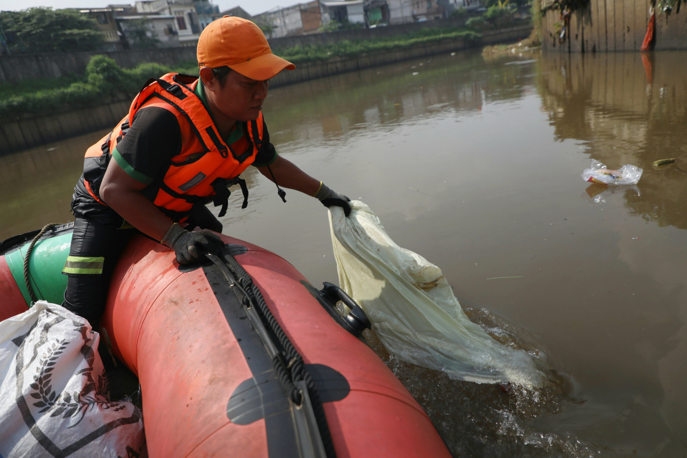 3 Melihat Petugas Satgas Ciliwung Bersihkan sampah di Sepanjang Aliran Kali Ciliwung_3.jpg