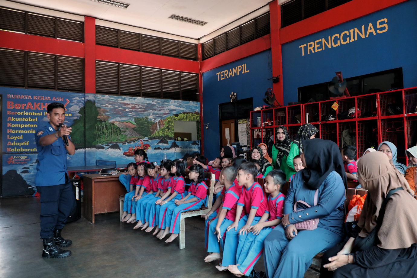 1.Kunjungan Anak Sekolah Ke Damkar Jatinegara.jpg