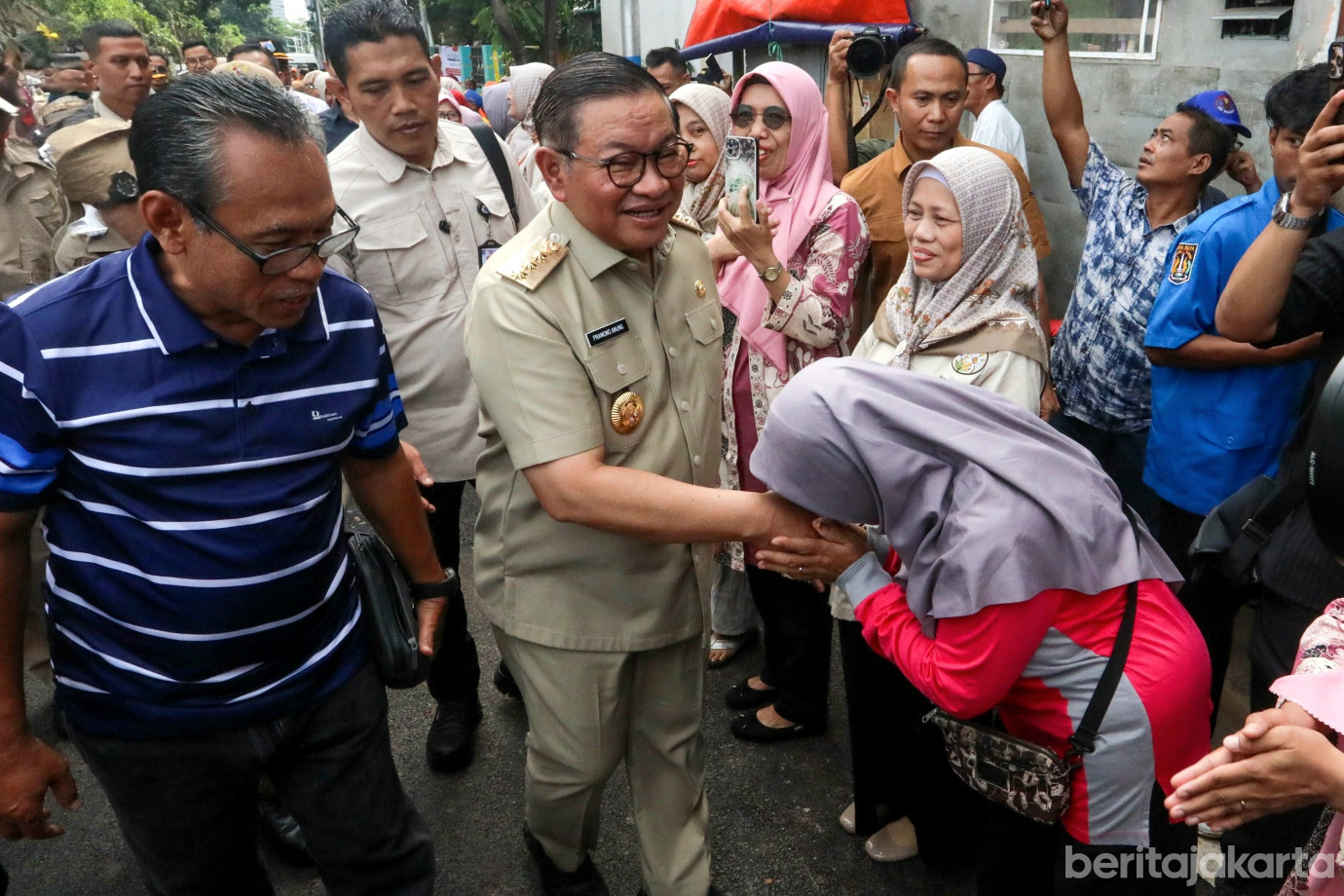 1 Gubernur Tinjau Hasil Perbaikan Jalan di Karet Tengsin_1.jpg