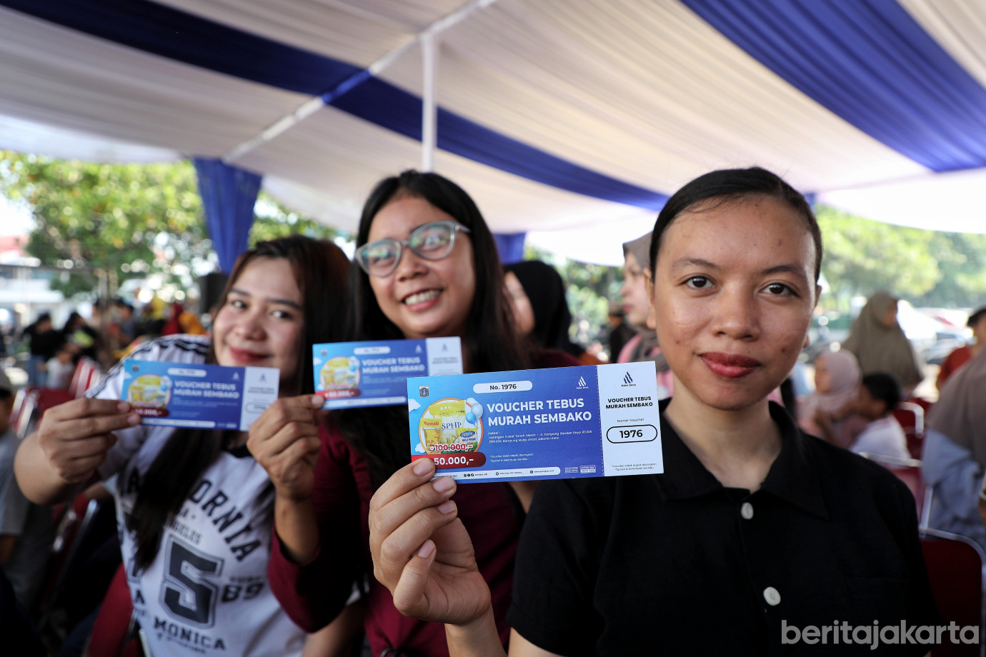 7.Rano Gratiskan 2.000 Paket Sembako di Bazar Hemat PAM Jaya.jpg