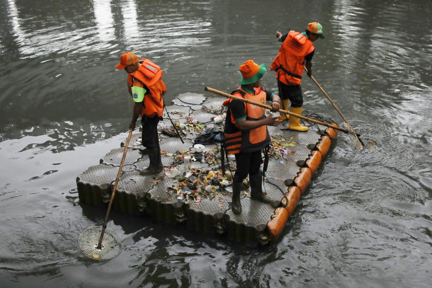 1 Petugas UPS BA Sawah Besar Bersihkan Sampah Kali Ciliwung di Pintu Jembatan Merah_1-1.jpg