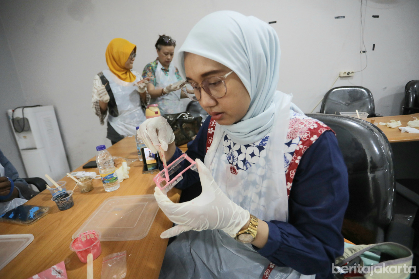 3 Sudin PPUPKM Jaksel Gelar Pelatihan Resin Phone Case_3.jpg