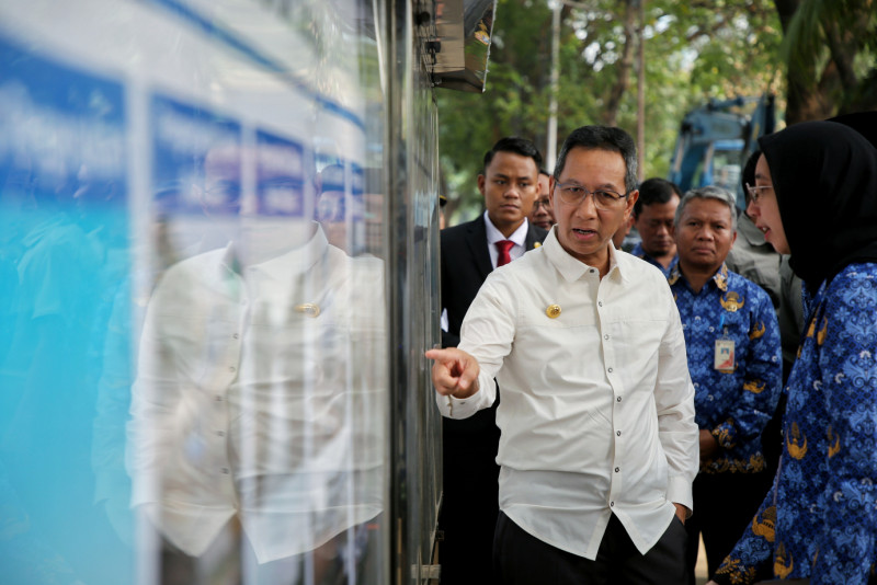 Pj Gubernur Tinjau Pengerukan Lumpur di Kebon Baru (1).jpg
