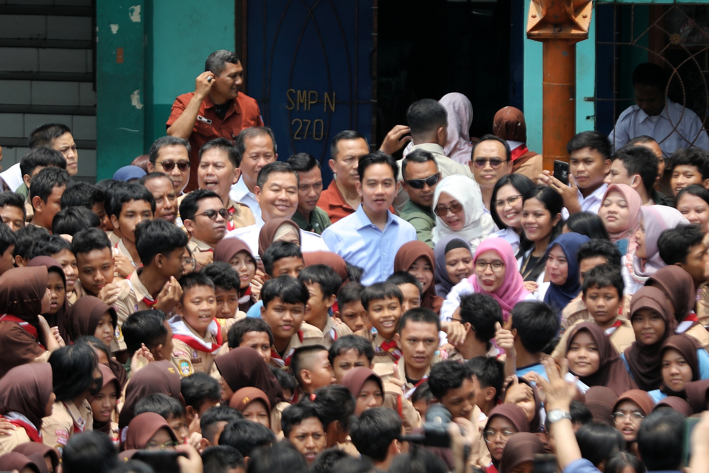 7.Pj Gubernur Bersama Wapres Tinjau Program MBG.jpg