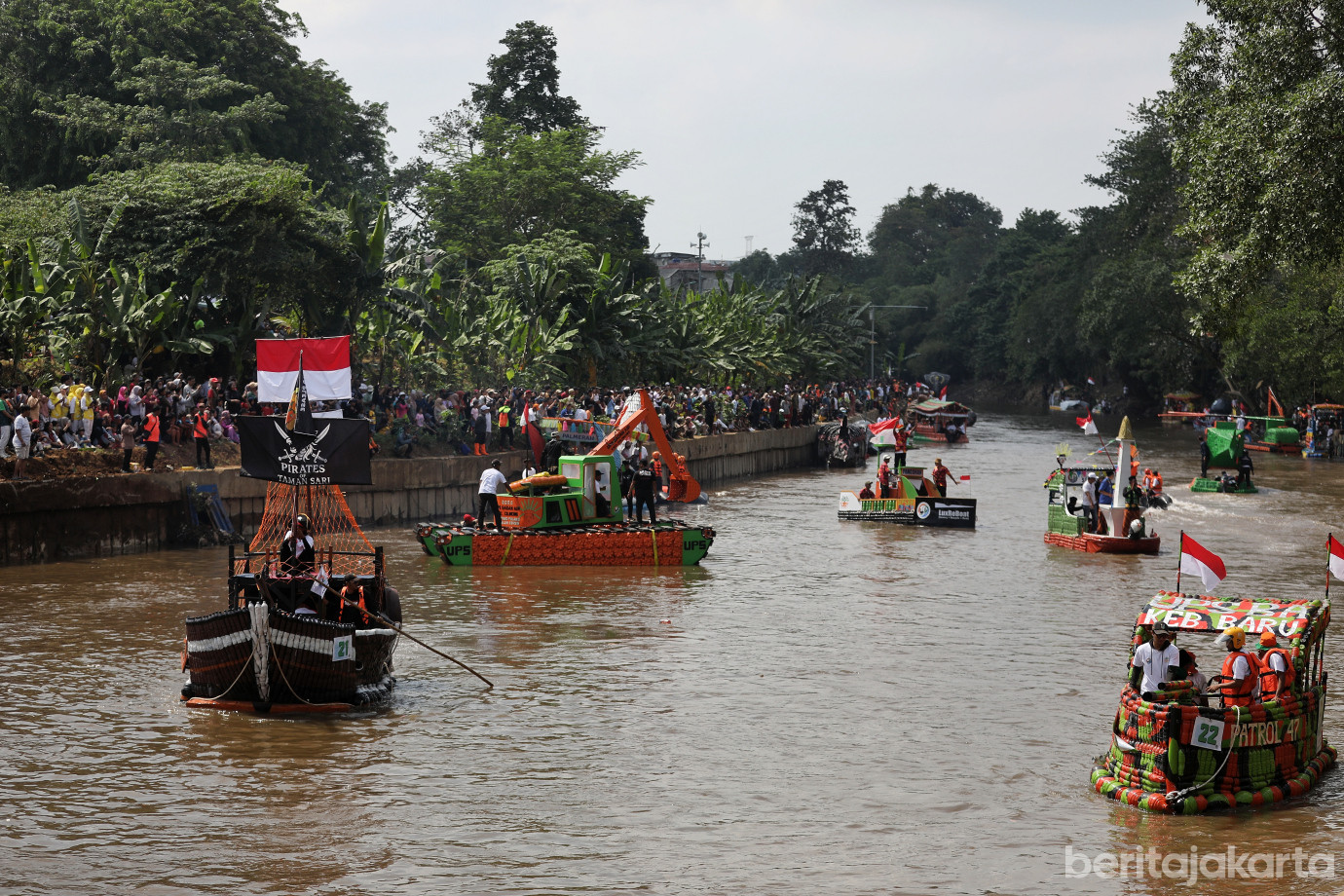 1.Parade Perahu Sampah Botol Plastik Meriahkan Festival Ciliwung 2025.jpg