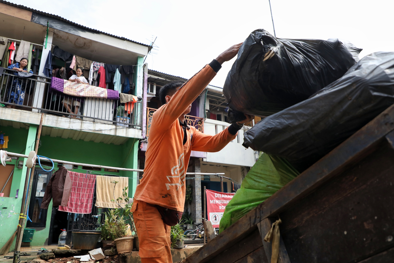 2.PPSU Jati Padang Bantu Bersihkan Sampah Pascagenangan di Lingkungan Warga.jpg