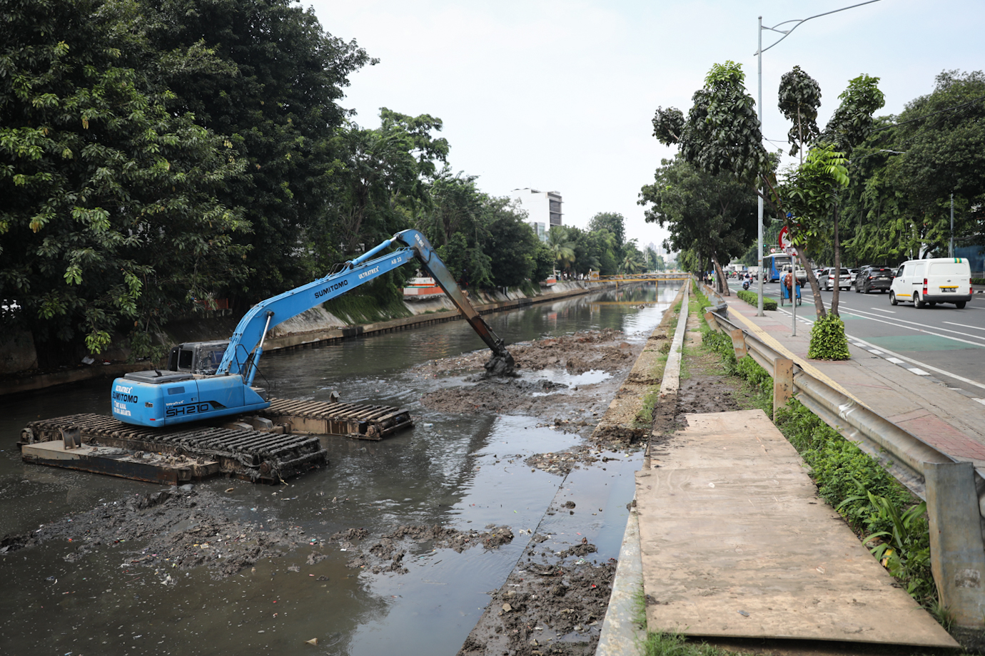 Pengerukan lumpur anak kali ciliwung-3.jpg