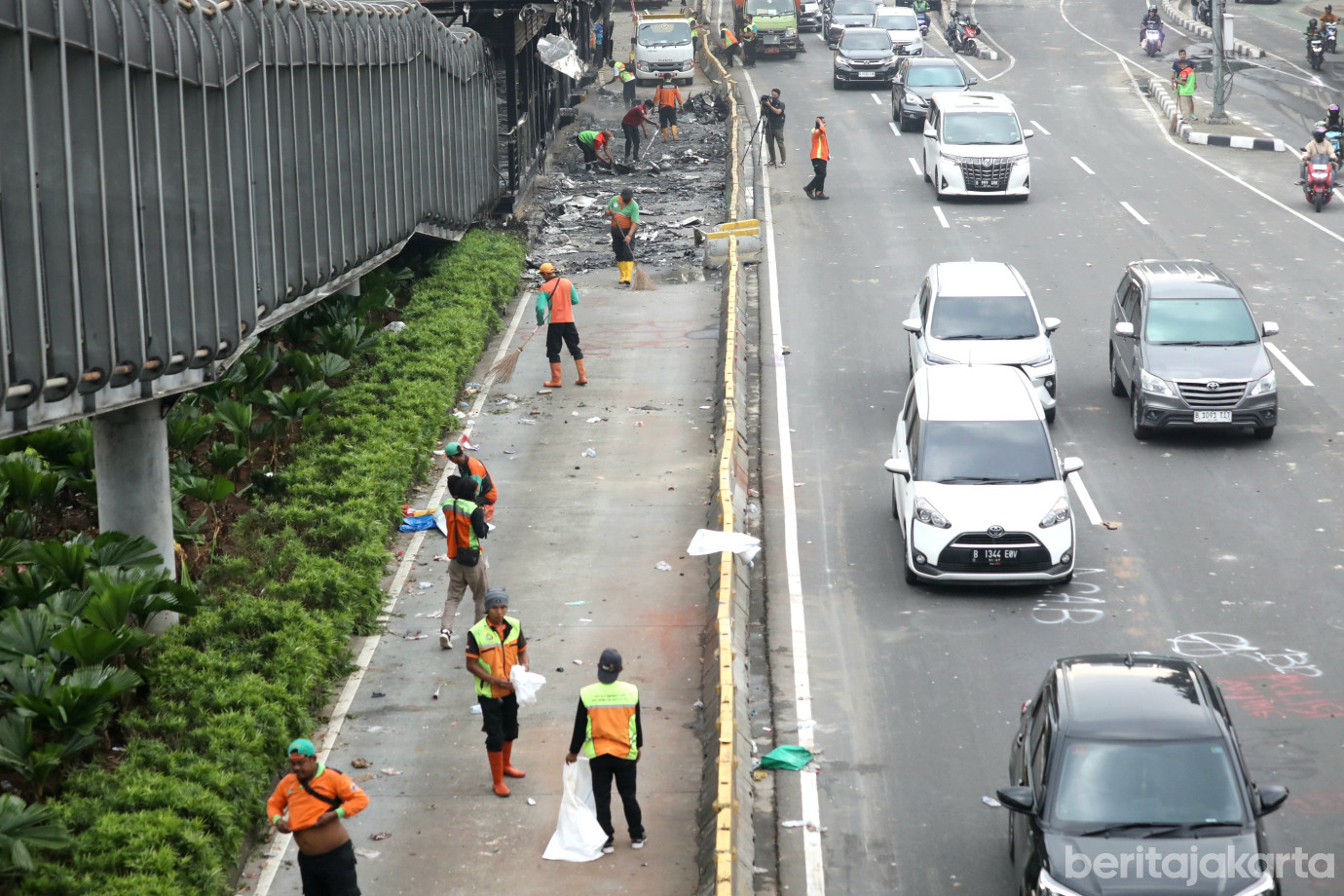7 Sudin LH Jakarta Selatan Bersihkan Sisa Kebakaran Halte Polda Metro Jaya_7.jpg