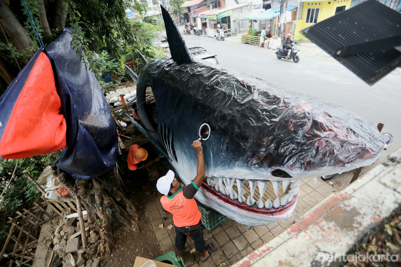 6 UPS BA Ubah Sampah Plastik Jadi Perahu Hiu_6.jpg