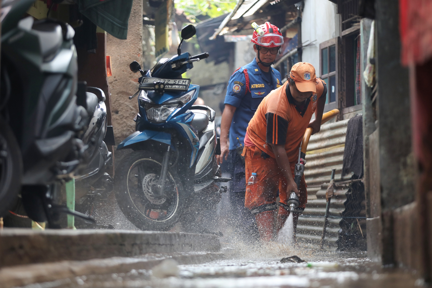 3.Petugas Gabungan Bersihkan Sisa Lumpur Banjir di Lingkungan Warga.jpg
