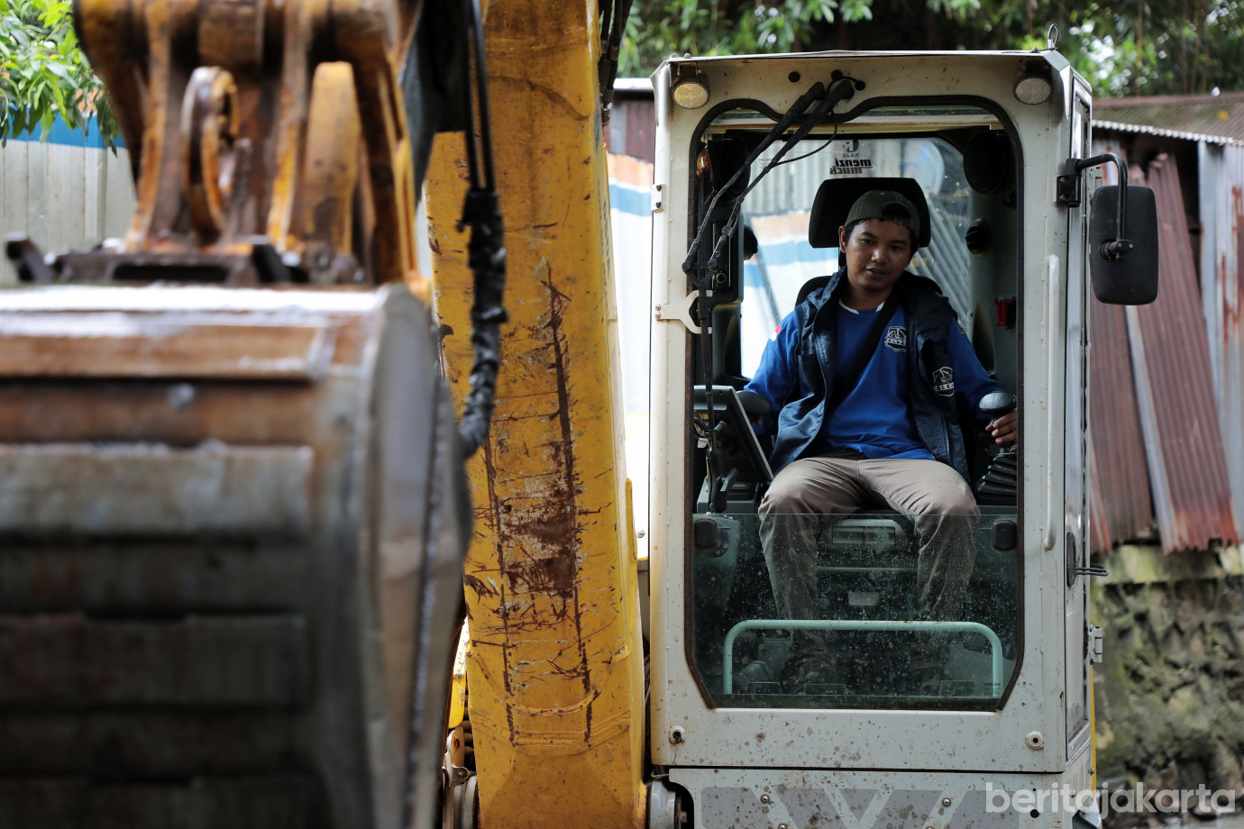 3.Sudin SDA Jaksel Keruk Lumpur Phb Kali Pulo Pasar Minggu.jpg