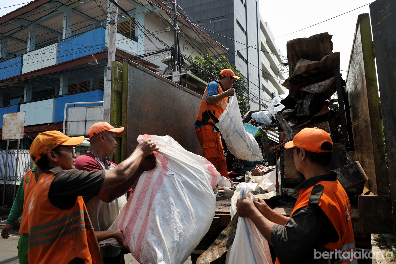 8.PPSU Dikerahkan Bersihkan Puing Sisa Kebakaran di Bidara Cina.jpg