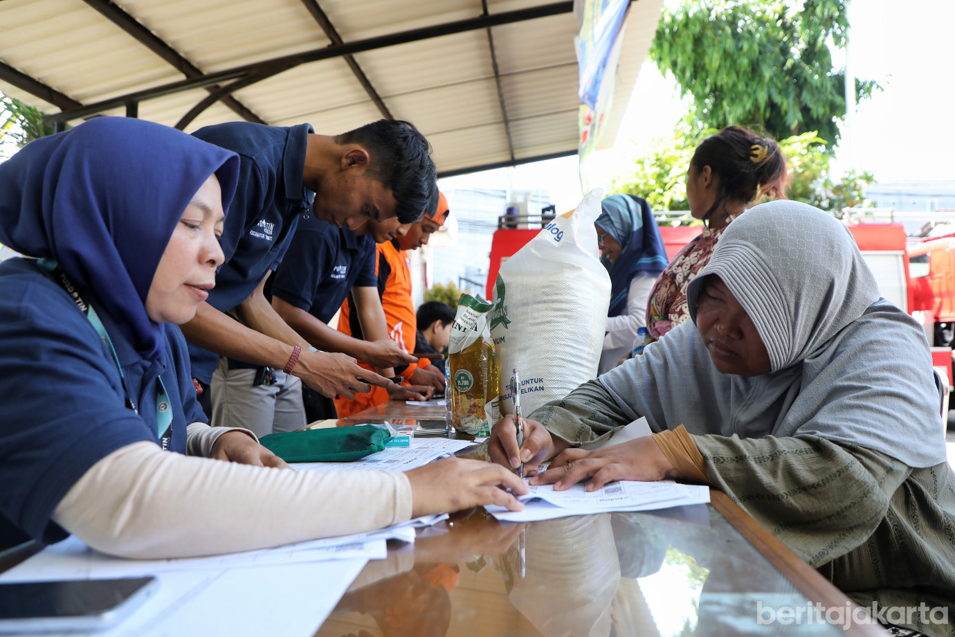2.Kelurahan Bukit Duri Salurkan Bantuan Pangan Pada 742 Warga.jpg