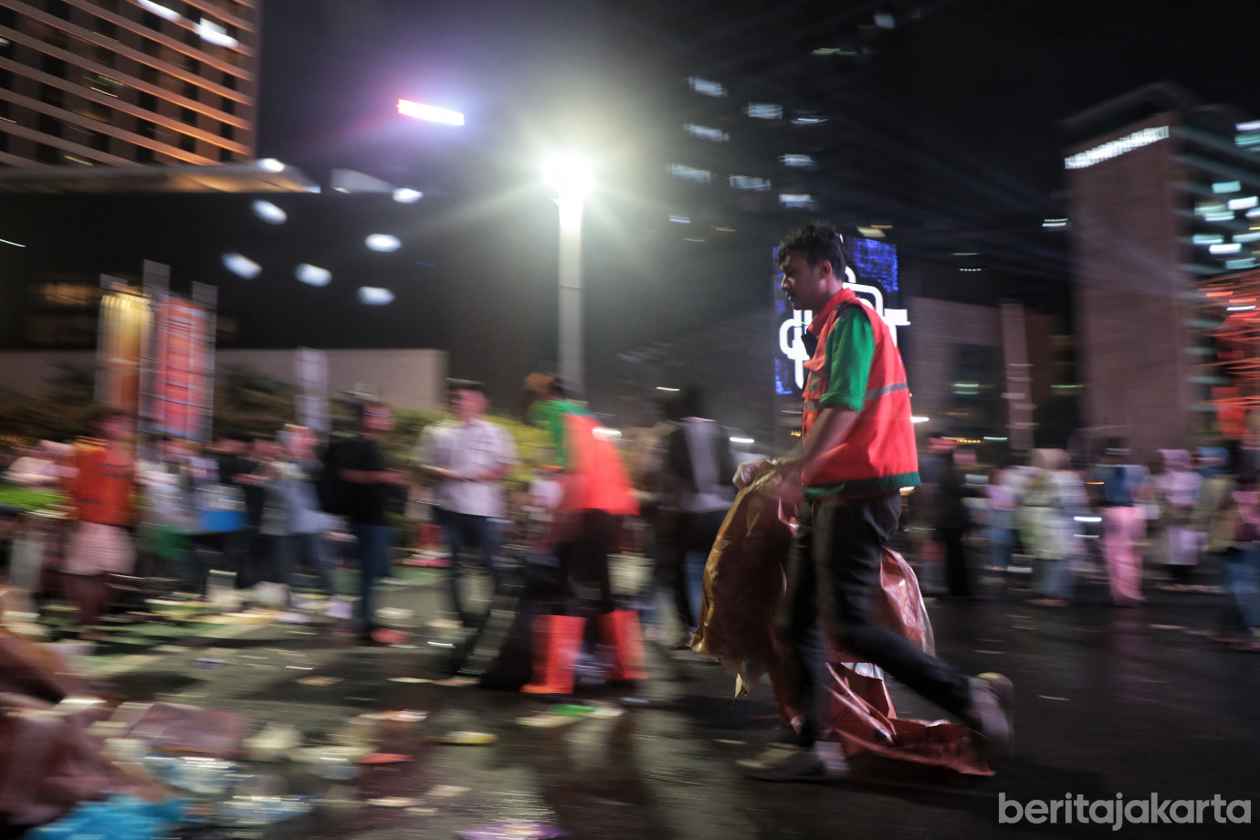 5.Pembersihan Sampah Perayaan Malam Tahun Baru Ditarget Rampung Pagi.jpg