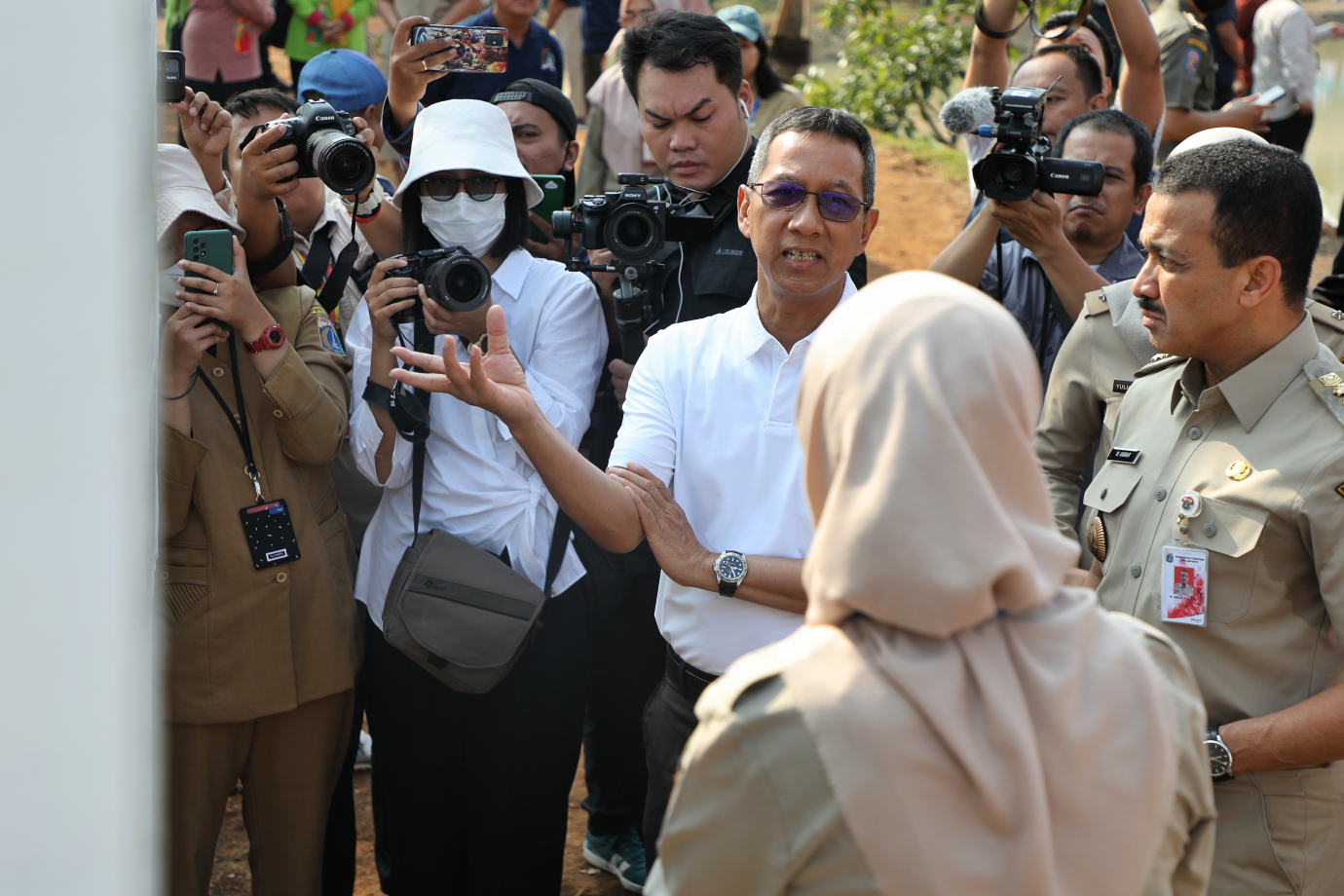 2.Pj Gubernur Tanam Pohon di Waduk Bangkong.jpg