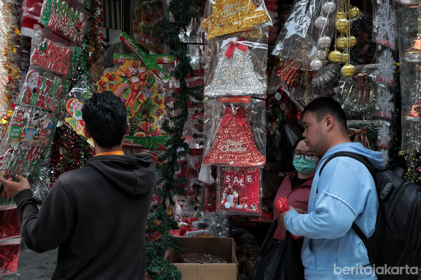 6.Berburu Pernak-Pernik Natal di Pasar Asemka.jpg