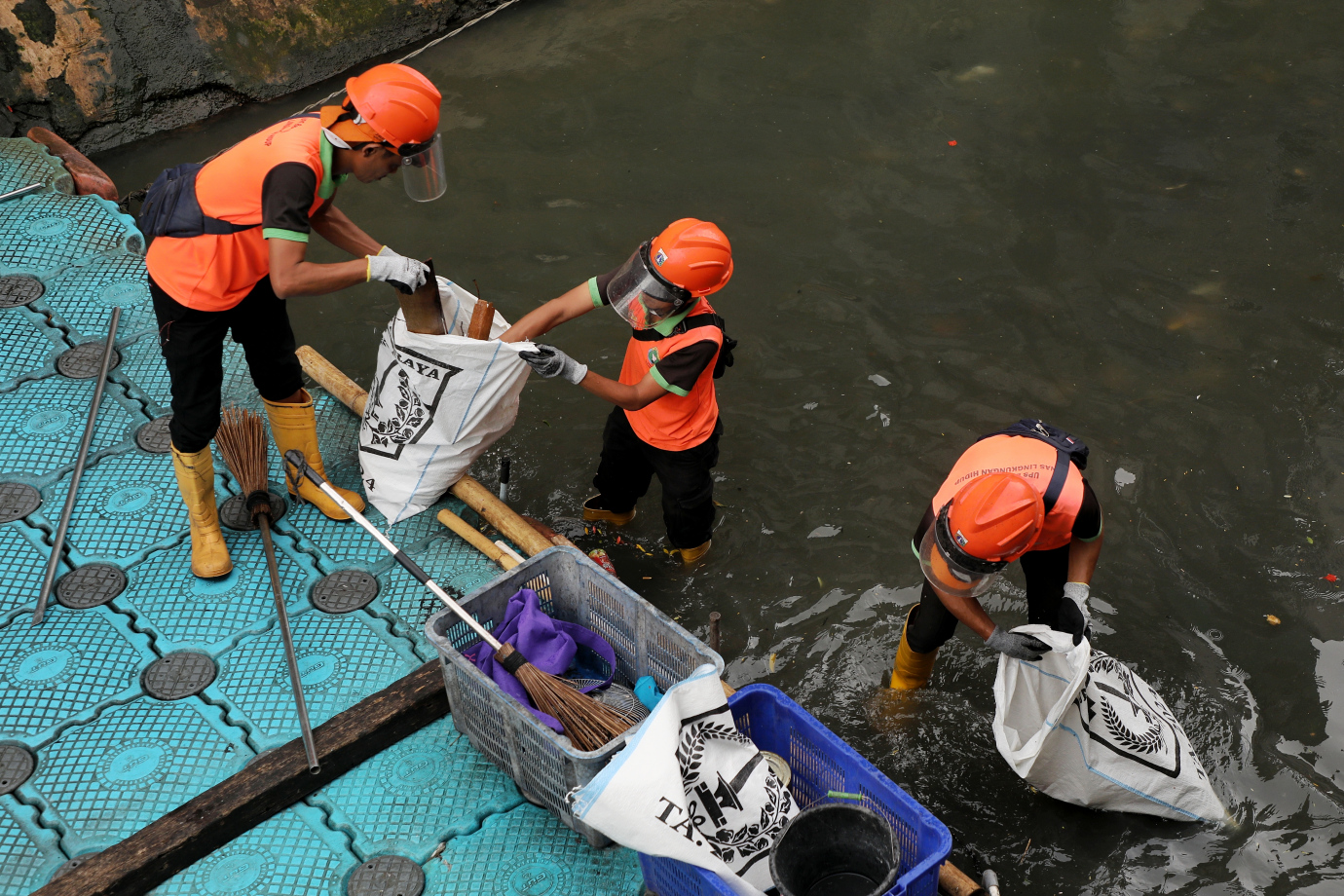 7.Penanganan Sampah Saluran Sodetan Kalibata.jpg